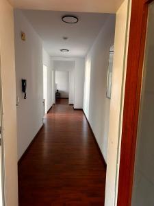 奥伊滕兰尼坎普酒店的一间空房间走廊,铺有木地板