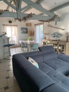 奥雷龙圣皮耶尔Maison de vacances : Bord de mer的客厅配有蓝色的沙发和桌子