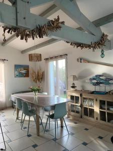 奥雷龙圣皮耶尔Maison de vacances : Bord de mer的厨房配有餐桌和椅子