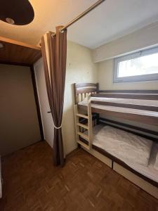 勒图凯-巴黎普拉日Atlante15的客房设有两张双层床和一扇窗户。