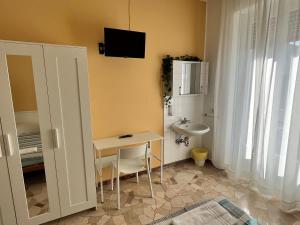 切萨诺博斯科内Hotel Parini的一间带小桌子和水槽的浴室