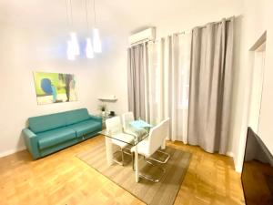 罗马Francy Guest House的客厅配有蓝色的沙发和桌子
