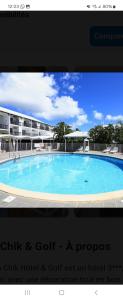 圣弗朗索瓦Marina golf的大楼前大型游泳池的照片