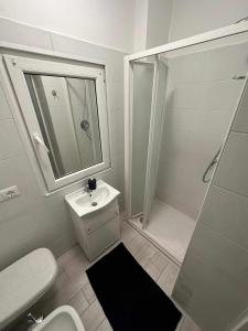 维罗纳Langolo di laura borgo roma destiny home 3的白色的浴室设有水槽和淋浴。