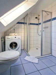 特希尔Abendrot的带淋浴、卫生间和洗衣机的浴室