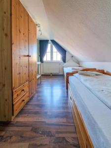 特希尔Abendrot的一间卧室设有两张床和大窗户