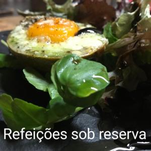 圣玛丽亚大德费拉Quinta Padre Lobo的沙拉上加 ⁇ 菜的鸡蛋