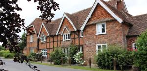 迪德科特Ashbrook Lewis - two bedroom, two bathroom cottage nr Harwell Oxford的街道上带白色窗户的大型砖屋