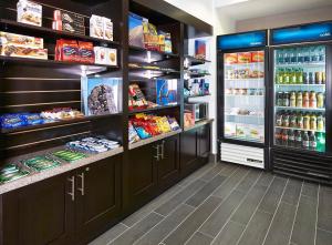 卡尔加里汉普顿希尔顿卡尔加里机场北酒店的一间杂货店,里面装有冰箱和一些食物
