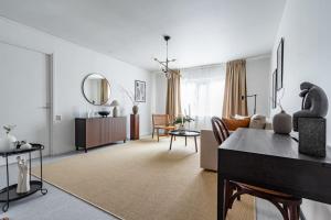 斯德哥尔摩Stylish Studio Haven Ideal for Four Guests的客厅配有钢琴和沙发