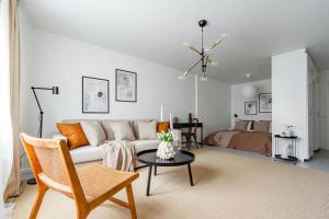 斯德哥尔摩Stylish Studio Haven Ideal for Four Guests的客厅配有沙发和桌子