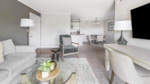 赫米蒂奇Landing Modern Apartment with Amazing Amenities (ID8103X6)的客厅配有沙发和桌子