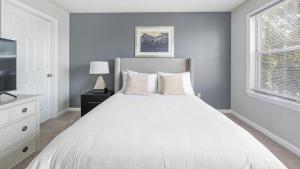 赫米蒂奇Landing Modern Apartment with Amazing Amenities (ID8103X6)的卧室配有白色的床和电视。