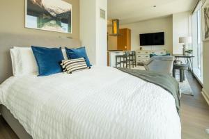 芝加哥Landing Modern Apartment with Amazing Amenities (ID634)的卧室配有带蓝色枕头的大型白色床