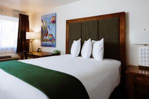 陶斯Taos Valley Lodge的酒店客房配有一张带白色枕头的大床