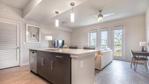 Fort Myers VillasLanding Modern Apartment with Amazing Amenities (ID8083X55)的厨房配有水槽和台面