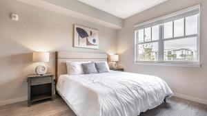 Fort Myers VillasLanding Modern Apartment with Amazing Amenities (ID8083X55)的卧室配有白色的床和窗户。