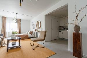 斯德哥尔摩Modern Charm Stylish Studio in Sodermalm的客厅配有沙发和桌子