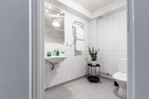 斯德哥尔摩Modern Charm Stylish Studio in Sodermalm的白色的浴室设有水槽和卫生间。