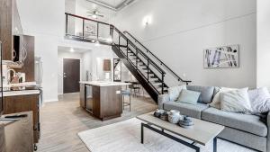 圣保罗Landing Modern Apartment with Amazing Amenities (ID1182X212)的带沙发和楼梯的客厅