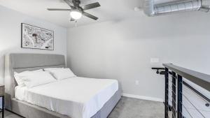 圣保罗Landing Modern Apartment with Amazing Amenities (ID1182X212)的白色卧室配有床和吊扇
