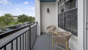 奥兰多Landing Modern Apartment with Amazing Amenities (ID9660X22)的阳台配有两把椅子,享有街道的景色