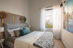 AegenitissaLa Casa Del Sol Villa的一间卧室设有一张大床和一个窗户。