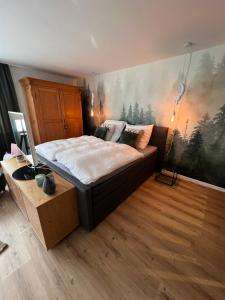 巴登-巴登City Apartment Baden-Baden的卧室配有一张床,墙上挂有绘画作品