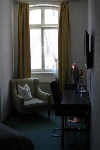 瓦尔多夫艾布帕林泽瓦尔多夫餐厅酒店的客厅配有椅子和窗户