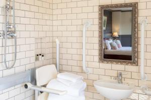多切斯特The Duchess of Cornwall的一间带水槽、卫生间和镜子的浴室