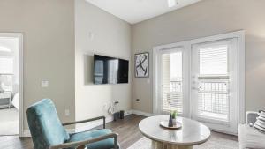 卡罗尔顿Landing - Modern Apartment with Amazing Amenities (ID3874)的客厅配有蓝色椅子和桌子
