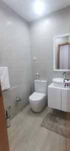 普拉亚Ondas Relax House的白色的浴室设有卫生间和水槽。