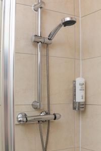 伦敦伊斯灵顿旅馆的浴室内配有淋浴和头顶淋浴