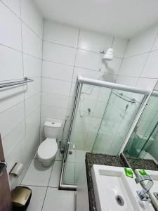 格拉瓦塔Flat Fazenda Monte Castelo Gravatá的带淋浴、卫生间和盥洗盆的浴室