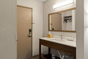 CaseyvilleRed Lion Inn & Suites Caseyville的一间带水槽和镜子的浴室