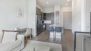 普莱诺Landing - Modern Apartment with Amazing Amenities (ID5020X49)的客厅以及带沙发和桌子的厨房。