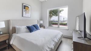 普莱诺Landing - Modern Apartment with Amazing Amenities (ID5020X49)的白色的卧室设有床和窗户
