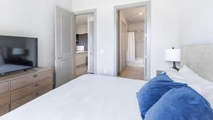 普莱诺Landing - Modern Apartment with Amazing Amenities (ID5020X49)的一间白色卧室,配有床和电视