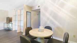 休斯顿Landing - Modern Apartment with Amazing Amenities (ID9254X75)的一间带桌椅的用餐室