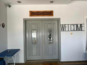 马日丹那Rumah Armand Masjid Tanah Melaka 4BR Fully Aircond的墙上有标志的一间房间里一扇灰色的门