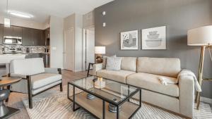 Fort Myers VillasLanding - Modern Apartment with Amazing Amenities (ID8094X55)的客厅配有沙发和桌子