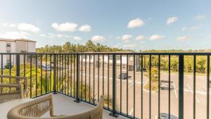 Fort Myers VillasLanding - Modern Apartment with Amazing Amenities (ID8094X55)的阳台享有停车场的景致。