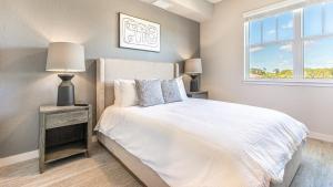 Fort Myers VillasLanding - Modern Apartment with Amazing Amenities (ID8094X55)的卧室配有白色的床和窗户。