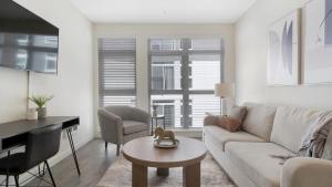 伍丁维尔Landing - Modern Apartment with Amazing Amenities (ID8324X58)的白色的客厅配有沙发和桌子