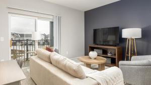 都柏林Landing - Modern Apartment with Amazing Amenities (ID8701X65)的带沙发和电视的客厅