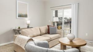 都柏林Landing - Modern Apartment with Amazing Amenities (ID8701X65)的客厅配有沙发和桌子