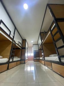 里奥阿查Nueve Uno Hostel的一间设有四张双层床的客房
