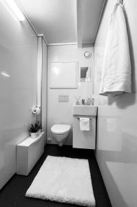 斯塔万格Central Economic Stavanger Brødregata的白色的浴室设有卫生间和水槽。