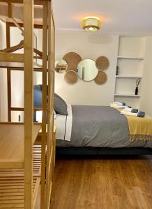 埃尔切Sol Mediterráneo Palm City的一间卧室配有一张双层床和梯子