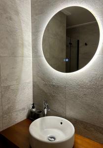 埃尔切Sol Mediterráneo Palm City的浴室设有白色水槽和镜子